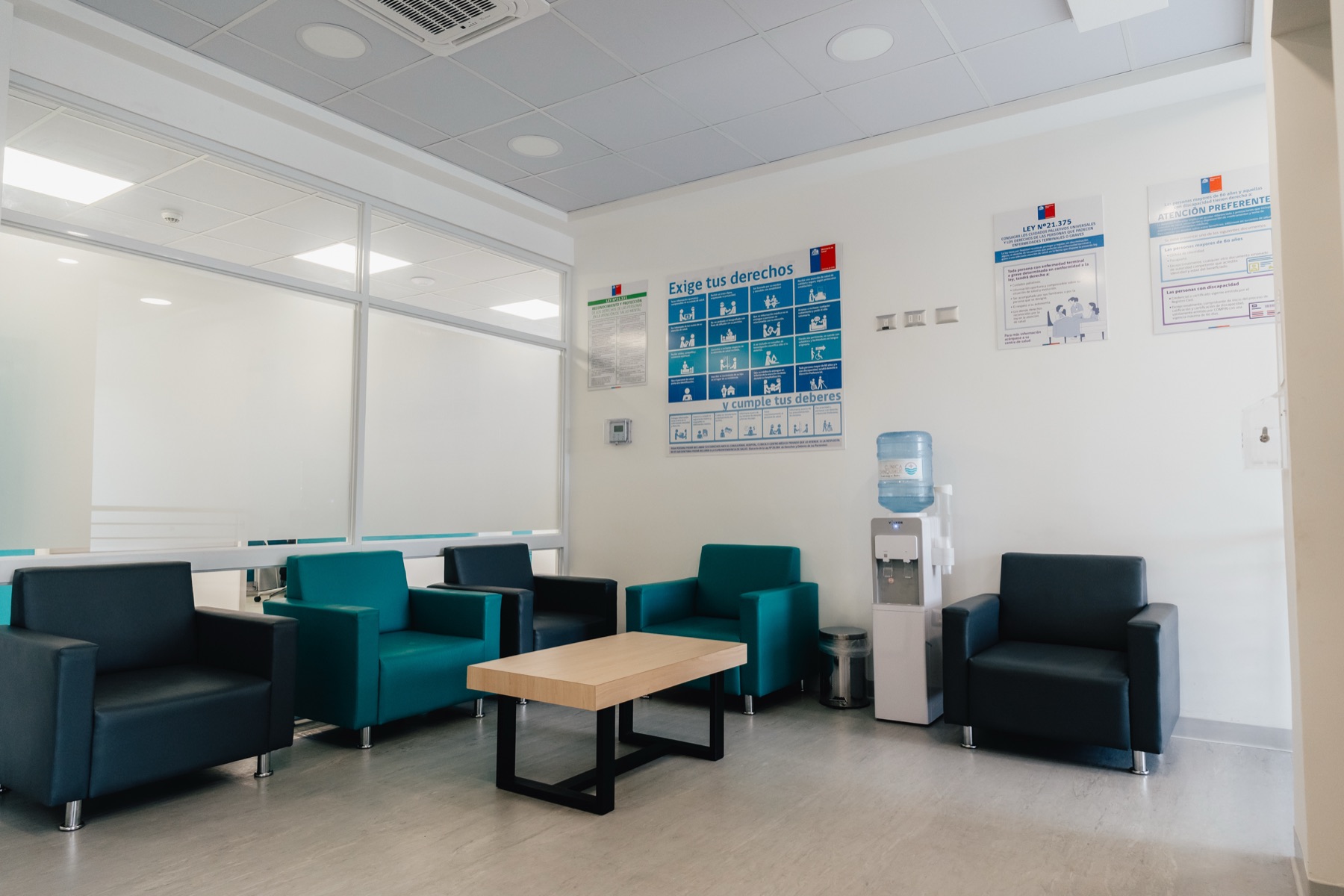 Sala de espera de hospitalización, pabellón y cirugías de Clínica Chinquihue